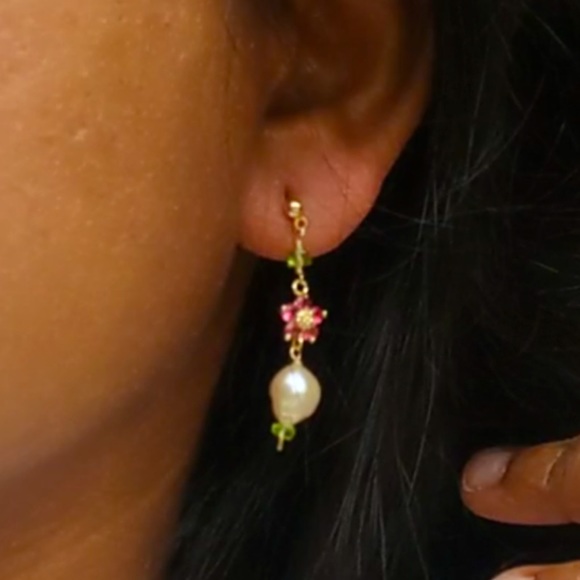 14kGF Pearl & Peridot dangle drop earring , Flower design in Semiprecious stone. - Picture 3 of 4